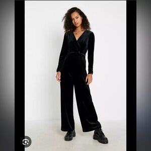 Urban outfitters Ariana Black velvet Jumpsuit size Medium excellent condition